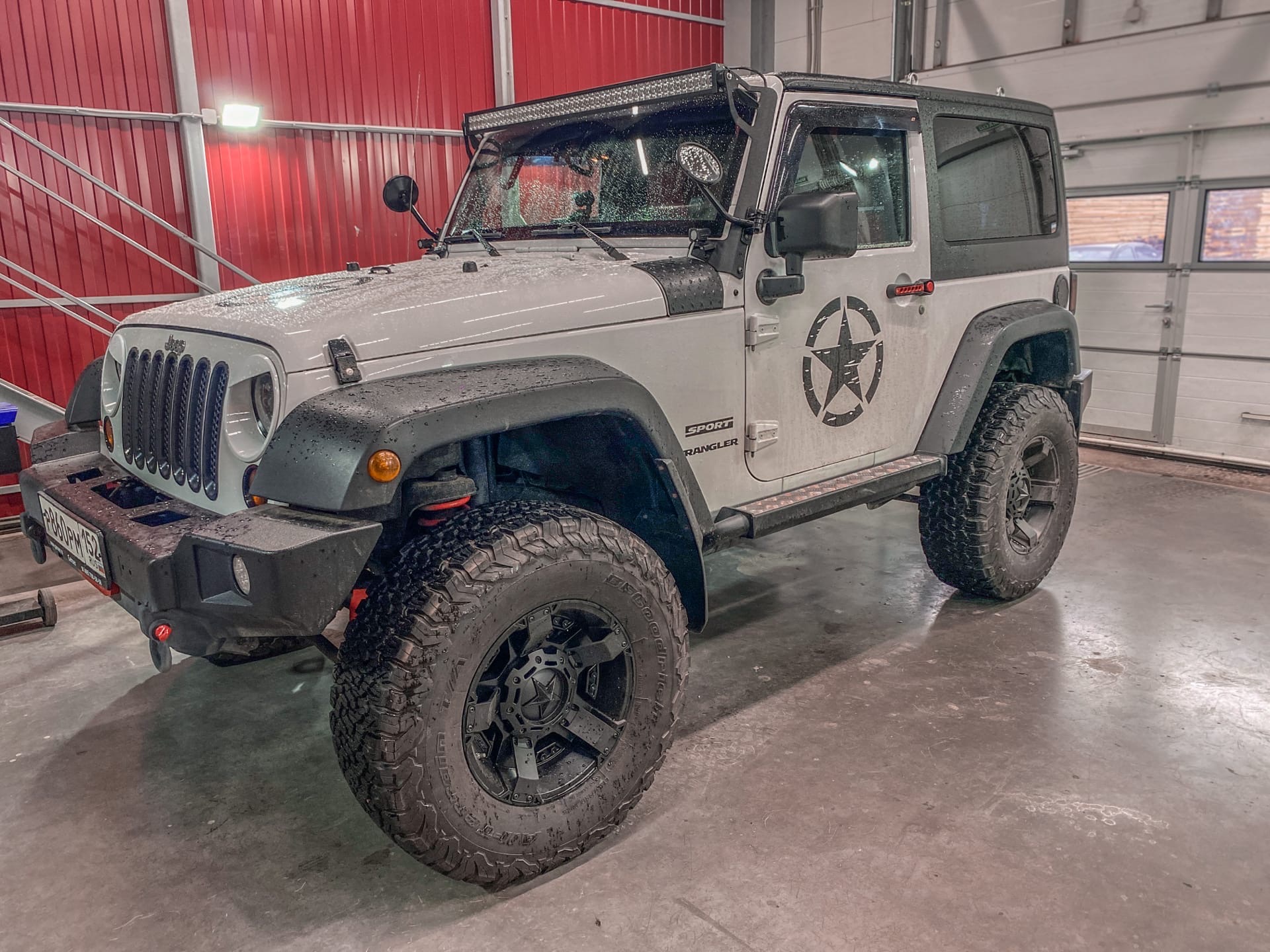 Jeep Wrangler Sport — качественная аудиосистема.