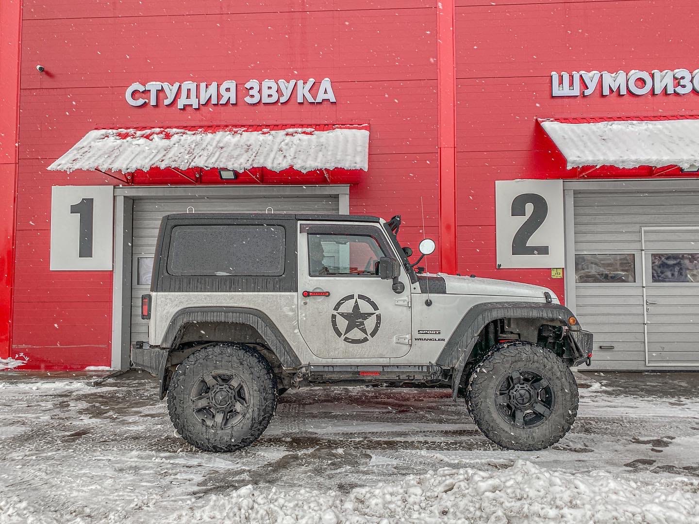 Jeep Wrangler Sport — громко и качественно